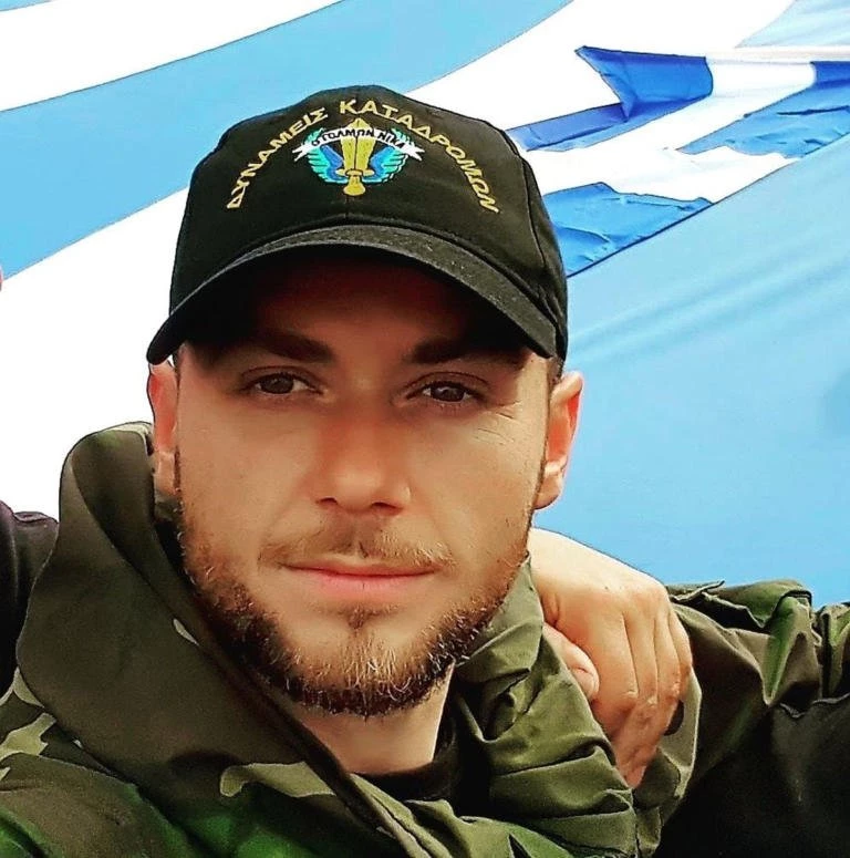 Κωνσταντίνος Κατσίφας: Ήθελε να στολίσει με ελληνικές σημαίες το χωριό – Τι λέει η μητέρα του (βίντεο)